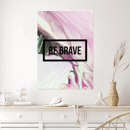 Plakat samoprzylepny "Bądź odważny" - motywacyjny cytat na abstrakcyjnym płynnym tle