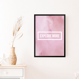 Obraz w ramie "Odkryj więcej" - motywacyjny cytat na różowym tle