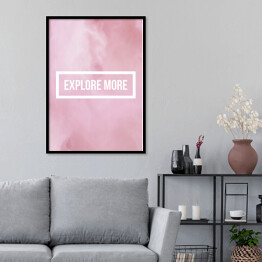 Plakat w ramie "Odkryj więcej" - motywacyjny cytat na różowym tle