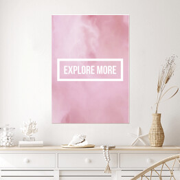 Plakat "Odkryj więcej" - motywacyjny cytat na różowym tle