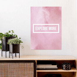 Plakat samoprzylepny "Odkryj więcej" - motywacyjny cytat na różowym tle