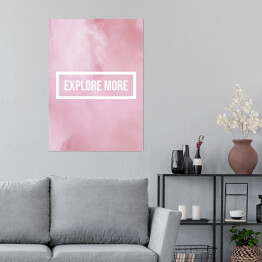 Plakat "Odkryj więcej" - motywacyjny cytat na różowym tle