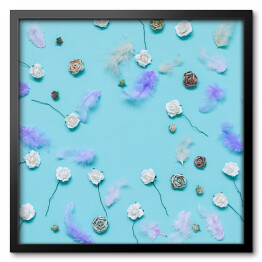 Obraz w ramie Wielobarwne pióra i kwiaty na niebieskim tle 