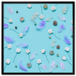 Plakat w ramie Wielobarwne pióra i kwiaty na niebieskim tle 