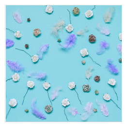 Plakat samoprzylepny Wielobarwne pióra i kwiaty na niebieskim tle 