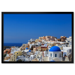 Plakat w ramie Widok na miasteczko na Santorini - Grecja