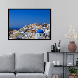 Plakat w ramie Widok na miasteczko na Santorini - Grecja