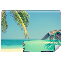 Fototapeta Klasyczny samochód na tropikalnej plaży z palmą