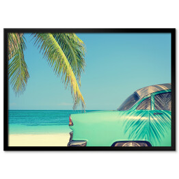 Plakat w ramie Klasyczny samochód na tropikalnej plaży z palmą
