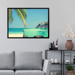 Obraz w ramie Klasyczny samochód na tropikalnej plaży z palmą