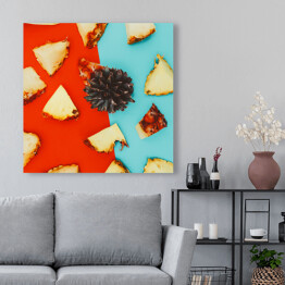 Obraz na płótnie Ananas pokrojony na części na kolorowym tle