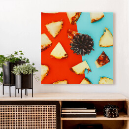 Obraz na płótnie Ananas pokrojony na części na kolorowym tle
