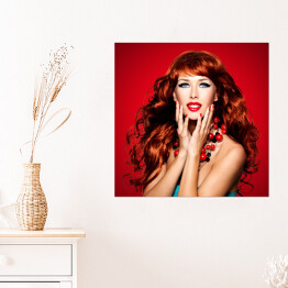 Plakat samoprzylepny Piękna zmysłowa kobieta z długimi czerwonymi włosami na czerwonym tle