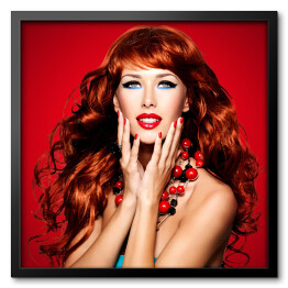 Obraz w ramie Piękna zmysłowa kobieta z długimi czerwonymi włosami na czerwonym tle