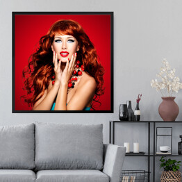 Obraz w ramie Piękna zmysłowa kobieta z długimi czerwonymi włosami na czerwonym tle