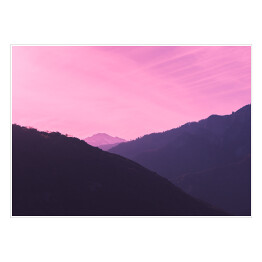 Różowe niebo nad kolorowymi warstwami gór Sierra Nevada 