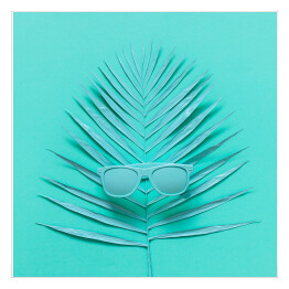 Plakat samoprzylepny Okulary przeciwsłoneczne leżące na liściu palmy - niebieska ilustracja