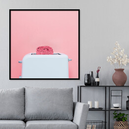 Plakat w ramie Różowe tosty wystające z białego tostera