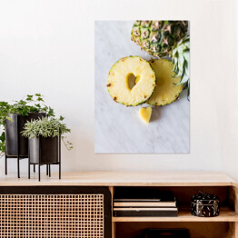 Plakat samoprzylepny Ananas i jego plaster z wyciętym kształtem serca