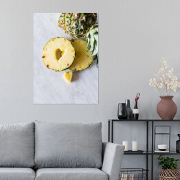 Plakat Ananas i jego plaster z wyciętym kształtem serca