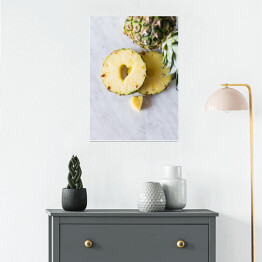 Plakat Ananas i jego plaster z wyciętym kształtem serca