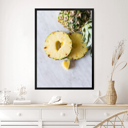 Obraz w ramie Ananas i jego plaster z wyciętym kształtem serca