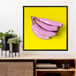 Obraz w ramie Banany w różowej farbie na niebieskim tle