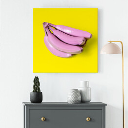 Obraz na płótnie Banany w różowej farbie na niebieskim tle