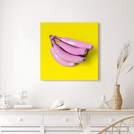 Obraz na płótnie Banany w różowej farbie na niebieskim tle