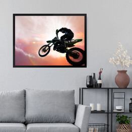 Obraz w ramie Motocykl w trakcie ekstremalnego skoku 