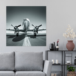 Plakat samoprzylepny Samolot czekający na pasie startowym w odcieniach szarości