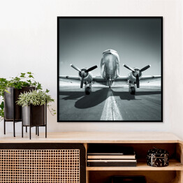 Plakat w ramie Samolot czekający na pasie startowym w odcieniach szarości