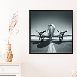 Obraz w ramie Samolot czekający na pasie startowym w odcieniach szarości