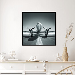 Plakat w ramie Samolot czekający na pasie startowym w odcieniach szarości