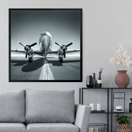 Obraz w ramie Samolot czekający na pasie startowym w odcieniach szarości