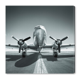 Obraz na płótnie Samolot czekający na pasie startowym w odcieniach szarości