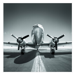 Plakat samoprzylepny Samolot czekający na pasie startowym w odcieniach szarości