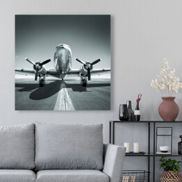 Obraz na płótnie Samolot czekający na pasie startowym w odcieniach szarości