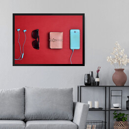 Obraz w ramie Akcesoria dla kobiet na czerwonym tle - smartphone, słuchawki, portfel, okulary przeciwsłoneczne