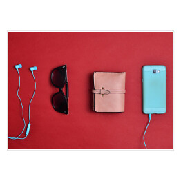 Plakat Akcesoria dla kobiet na czerwonym tle - smartphone, słuchawki, portfel, okulary przeciwsłoneczne