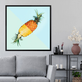 Obraz w ramie Rozkrojony ananas na błękitnym tle