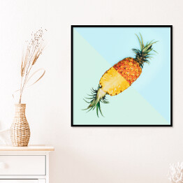 Plakat w ramie Rozkrojony ananas na błękitnym tle