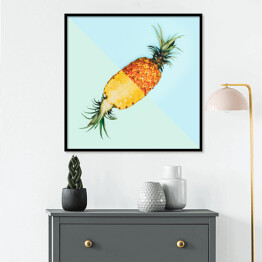 Plakat w ramie Rozkrojony ananas na błękitnym tle