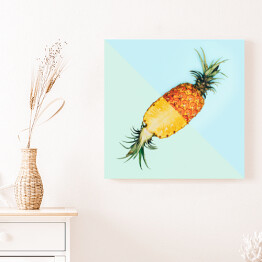 Obraz na płótnie Rozkrojony ananas na błękitnym tle
