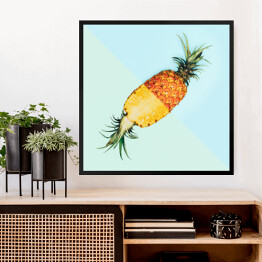 Obraz w ramie Rozkrojony ananas na błękitnym tle