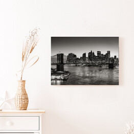 Obraz na płótnie Czarno-biały widok Brooklyn Bridge i Dolnego Manhattanu zmierzchu