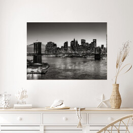 Plakat Czarno-biały widok Brooklyn Bridge i Dolnego Manhattanu zmierzchu