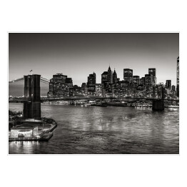 Plakat samoprzylepny Czarno-biały widok Brooklyn Bridge i Dolnego Manhattanu zmierzchu