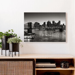 Obraz na płótnie Czarno-biały widok Brooklyn Bridge i Dolnego Manhattanu zmierzchu
