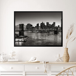 Obraz w ramie Czarno-biały widok Brooklyn Bridge i Dolnego Manhattanu zmierzchu